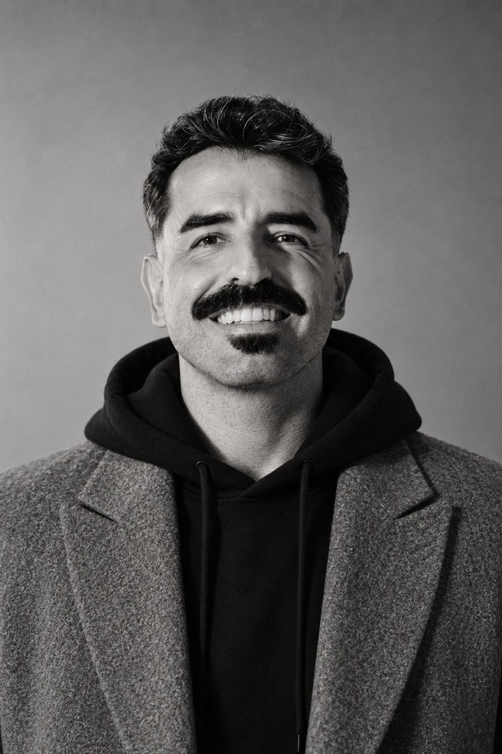 Retrato de Torres Neto em preto e branco, com assinatura